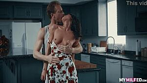 Lexi Foxy wygięta w brutalnym doggy i misjonarzu!