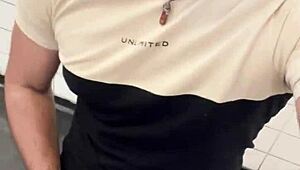 Mamando a rola do pedreiro na obra até o macho gozar leitinho quente.