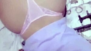 Svart siden asiatisk flickvän retar med orala färdigheter, solospel och perfekt doggystyle-pumpande.