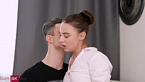 Slim4k καμπύλη έφηβη δελεάζεται σε ξαφνικό anal με τον φίλο της