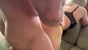 Красавица съпруга язди мъжа си жребец два пъти за една сутрин със супер секси бельо! 🔥