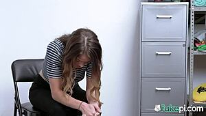 Gadis Berambut Merah Imut Menyesal Mencuri, Bikin Blowjob di Seragam.