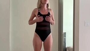 Kåt mamma kör naken träning bakom makens rygg