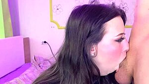 Мръсен хардкор дълбоко гърло завършва с огромен свършвак по лицето