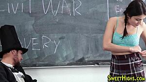 סטודנטית צעירה ויפה מקבלת זרע חזק אחרי אצבעות לוהטות!