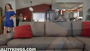 sandy love spots thick dick in garage, shares with gia ohmy 😜