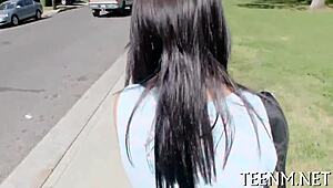 Опитвам стегнатата вагина на тийнейджърката Миа Хърли с безмилостно чукане