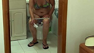 Kurwa, patrz jak sika pasierb nagrywając moją owłosioną cipkę