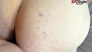 hey, dicke deutsche schlampe mit natürlichen titten kriegt cumshot beim sextreffen in den mund!