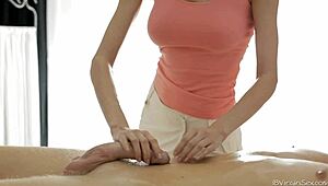 Tinara de 18+ Mary munceste din greu in prima scena.