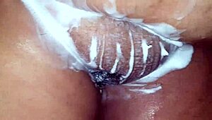 Обръснах си дебелата путка гладка, показвам големите цици