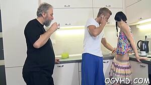 Ей, млада мацка 18+, защо чукаш тоя стар пич толкова здраво?