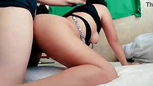 Cogiendo con la vecina cuando el vecino no está, casi nos descubren por sus gemidos?