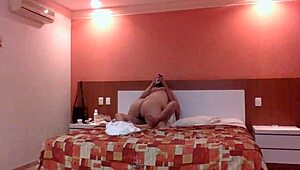 墨西哥美女在汽车旅馆用龙舌兰酒狂野起来 🔥