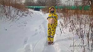 Zimné nahé príbehy s verejnými flaşkami a oholenými exhibičkami v zasnežených vonkajších priestoroch