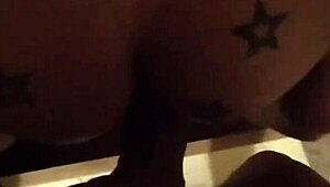 o misterioso comedor x invade o quarto e encontra uma surpresa deliciosa escondida dentro do arm�rio