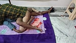 Индийская домохозяйка в спальне с молодым 18+ другом, грязный разговор