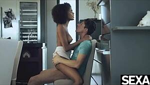 Lenyűgöző fekete brazil csaj vágyik farkra a reggeli kávéjával a konyhában