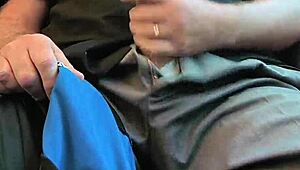 Mycock4u2see обича да свършва силно докато се дърпа в обществения влак