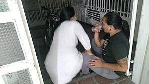 Πονηρή θετή αδερφή με πείθει να γαμήσουμε σε εξωτερικές σκάλες