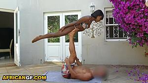 Belle noire excitée au corps parfait avale une grosse bite blanche profond