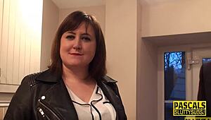 Пухкава покорна кучка смуче твърд кур и я чукат със чорапи