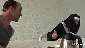 Млада френска монахиня хваната в хардкор тройка с воайор Папи