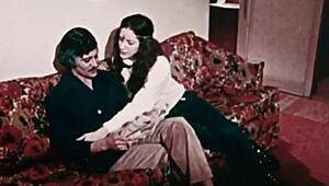 Yani, bu sapık kadın kızın kocasıyla yatakta sikiyor!