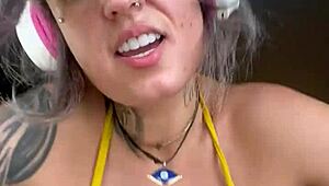 bodybuilder gets horny with big ass and natural tits at gym