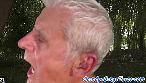 Хей, гледай тази европейска тийн 18+ как я пълнят в горещ тройка със стари мъже.