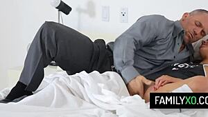 Latina Genç 18+ Katya Rodriguez Daha İyi Şeyler İçin Üvey Babayı Sikiyor