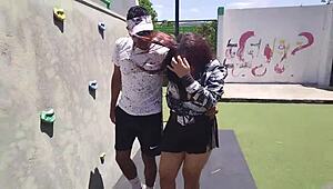 Mi vecino es tan amable, pero lo seduzco... ¿Quieres ver cómo me folla en casa?