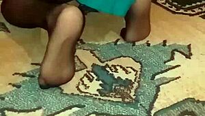 Femeie turcă matură spală podeaua în ciorapi sexy fierbinți