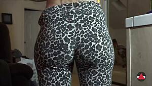 Hey, wil je haar sappige kont grijpen in strakke leggings?