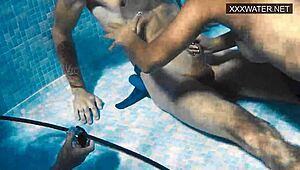 水下女孩，想看Polina Rucheyok的硬核表演吗？