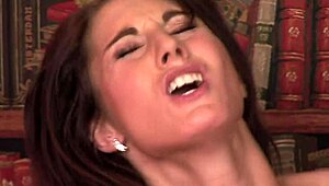 Младите момичета с дупе и путка унищожени в жесток анален секс