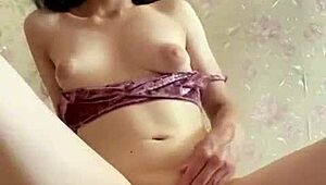 Mlada študentka hoče igrati z obrito tesno pizdo