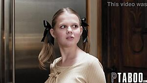 Yaşlı Isiah Maxwell, küçük 18+ Ana Foxxx ve Coco Lovelock'u ham aksiyonda mentorluk yapıyor