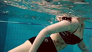 Dashka'dan kurtulamıyorum, yüzme havuzu güzeli bikiniyle