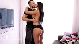 שליח זיין בחורה חמה כדי לכסות את עלות הנסיעה!