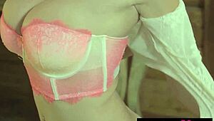 Wow, hot blondie Sarah Summers strips to show her amazing boobs! 😍