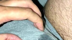 Ooit een kerel geil zien wakker worden om 3 uur 's nachts en in z’n boxer klaarkomen?