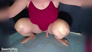 Dildo treibt Milf zum Analorgasmus, Pisse spritzt in Heimvideo