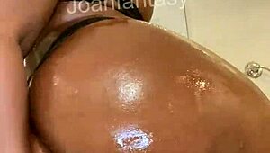 joanfantasy gets oiled up and plays with buttplug in her ass