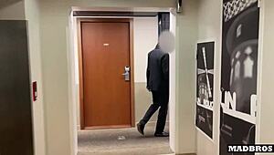 Ukrajinska spremačica uhvaćena u krađi i udarena jako u prljavoj klozetskoj kabini