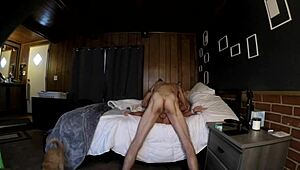 Porjavela MILF z veliko ritjo se draži z igračami in jebe v psici
