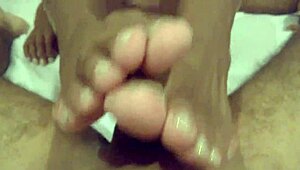 Menina fazendo blowjob com pezinho