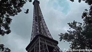 OMG, gak nyangka kita threesome liar di Menara Eiffel Paris...