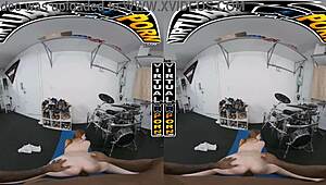 Pornô virtual: Bess Breast peituda leva monstro na VR!