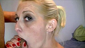 Le joli visage d'Ava Hughes couvert de sperme après une séance de gorge profonde